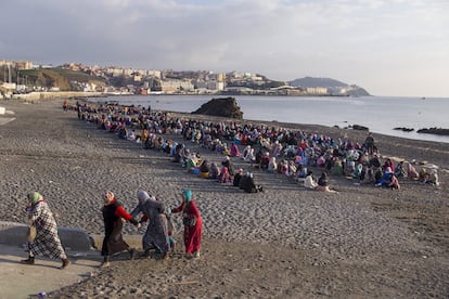 Las mujeres que no han conseguido ticket son ordenadas en filas en la playa del Tarajal. De ahí son introducidas en el polígono en pequeños grupos.