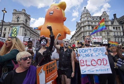 Distintos colectivos, entre ellos el LGTBI+, han protestado contra Trump en Londres.