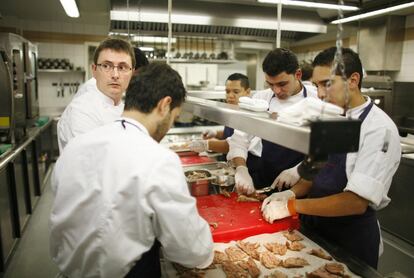 Aduriz es cocinero, filósofo, inspirador, investigador... Y todo eso se nota en la cocina de Mugaritz, el segundo restaurante español en el top ten de 50 Best (pero no el último: entre los 10 mejores hay tres españoles). El crítico gastronómico de EL PAÍS, José Carlos Capel, describe el local de Aduriz como "un lugar donde no solo se acude a comer, sino a disfrutar de experiencias sensoriales inéditas”. Siempre es una buena idea ir a visitar al chef filósofo.