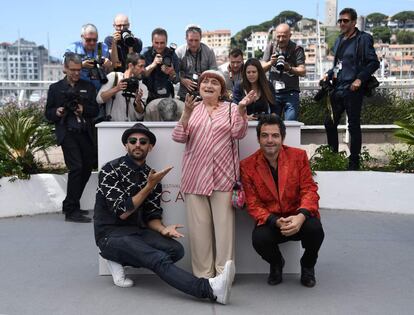 El fotógrafo y artista francés JR (izda.) y sus compatriotas ,la directora Agnes Varda (centro) y el compositor y cantante Matthieu Chedid, posan en el photocall antes de la presentación de la película 'Visages, Villages'.