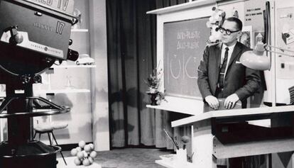 Papanek filmando el programa WNED-TV Channel en Búfalo, en 1961. 