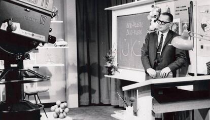 Papanek filmant el programa WNED-TV Channel a Buffalo, el 1961.