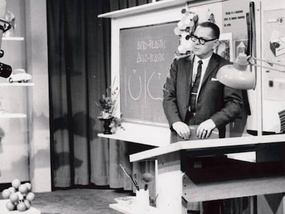 Papanek filmant el programa WNED-TV Channel a Buffalo, el 1961.