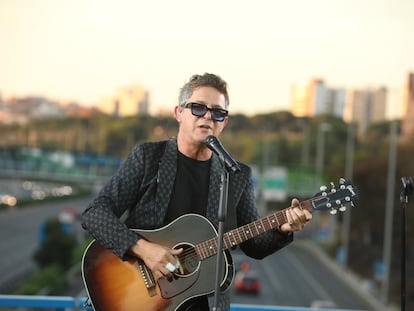 Alejandro Sanz canta en el puente de la M-30 que conecta Moratalaz con el barrio de La Estrella.
