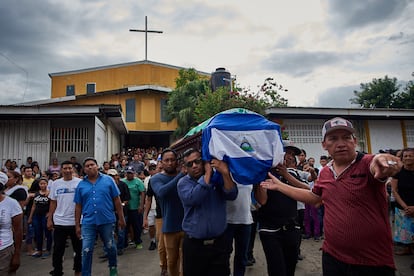 Funeral de una persona asesinada durante las protestas de 2018 en Masaya, Nicaragua. Los familiares cargan el ataúd que cubrieron con la bandera de Nicaragua como símbolo de protesta contra la represión del gobierno contra los manifestantes.