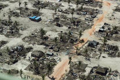 Imagen aérea de los edificios dañados durante el ciclón Kenneth en una aldea al norte de Pemba, Mozambique.