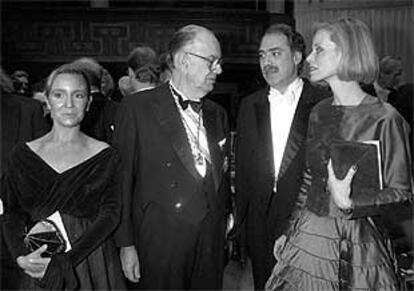 De izquierda a derecha, Marina Castaño, Camilo José Cela, Camilo José Cela Conde y su esposa, Giselle, en la ceremonia de entrega del Premio Nobel de Literatura, en Estocolmo, en diciembre de 1989.