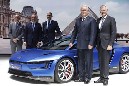 El presidente del grupo Volkswagen, Martin Winterkorn, posa junto al nuevo modelo VW XL Sport en el expositor de Volkswagen en el Salón del Automóvil de París.