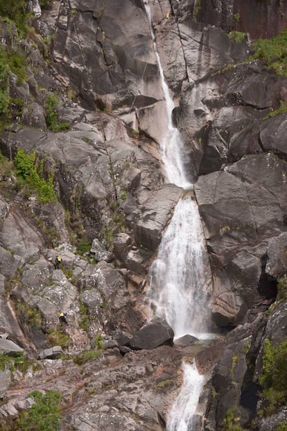 Caída del agua en A Corga del río Fecha, afluente del Caldo (Lobios, Ourense).