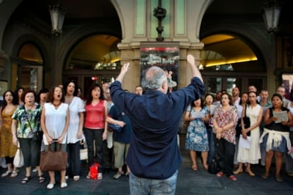 El coro del Liceu escenificando la protesta a la salida del Palau