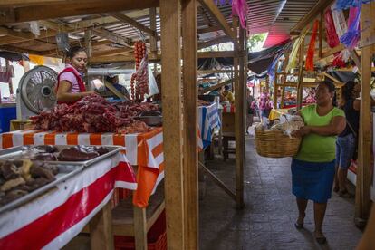 Otro de los edificios que quedó impracticable tras el terremoto de magnitud 8,2 fue el mercado. Desde hace un año, los comerciantes han tenido que instalar puestos en la plaza principal de la ciudad donde venden sus productos en condiciones precarias.