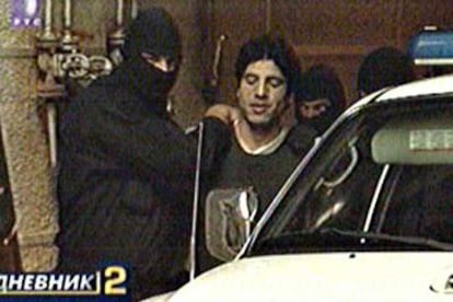 Abdelmajid Bouchar, el pasado miércoles mientras era conducido por policías serbios a un juzgado.
