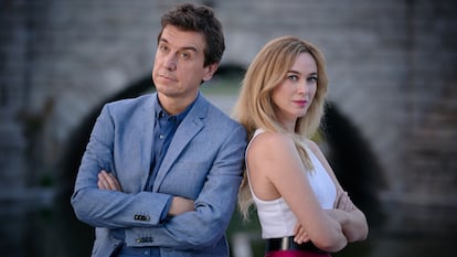 Los actores Javier Veiga y Marta Hazas, en una imagen promocional.