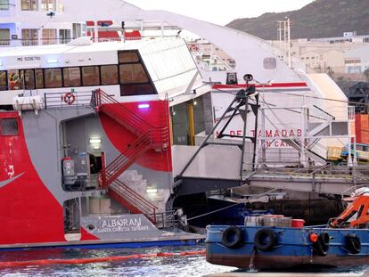 El ferry 'Alborán', en el dique Nelson Mandela, a donde regresó tras colisionar con una embarcación de recreo.