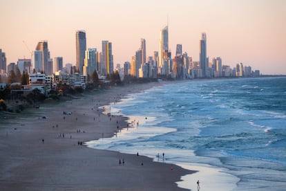 Surfers Paradise Beach és un suburbi de la ciutat australiana de Gold Coast, amb una de les platges més atípiques d'aquest llistat. Des de l'aigua no s'observa la natura en tota la seva esplendor, sinó alts gratacels. A més, com ja deixa entreveure el nom, en els seus dos quilòmetres de llarg són habituals els amants del surf i el windsurf.