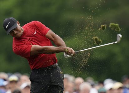 Tiger Woods, en el hoyo 12, durante la ronda final del torneo de golf Masters de Augusta.