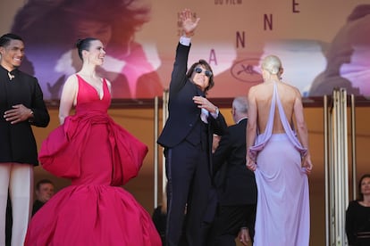 Tom Cruise saluda a la entrada de la gala en Cannes de 'Misión: Imposible. Sentencia final" este martes.