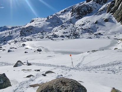 La Laguna Grande, a unos tres kilómetros de Cotos, congelada este viernes.