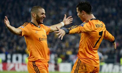 Ronaldo celebra con Benzema el 1 a 1