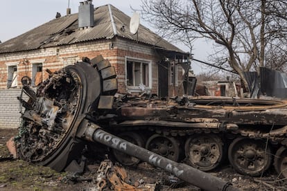 Un tanque ruso destruido frente a una casa dañada en Malaya Rohan, el jueves en las afueras de Járkov, en el noreste de Ucrania. Los bombardeos en esta zona han sido muy fuertes desde que comenzó el conflicto. Aunque el viernes pasado un comandante ucranio informó de que sus fuerzas habían retomado la localidad, durante el fin de semana se mantuvieron los esfuerzos para expulsar a los militares rusos.