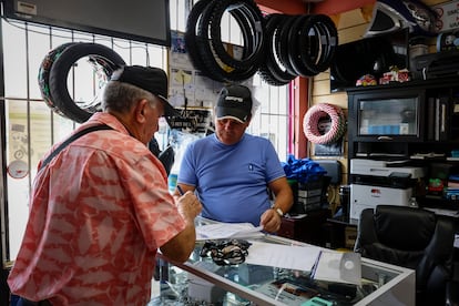 Boris Pedraza, propietario de la tienda de scooters El Rey de las Motos
