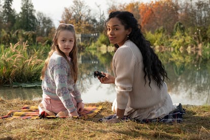 Amelie Bea Smith y Tahirah Sharif, Flora y Rebecca Jessel, en 'La maldición de Bly Manor'.