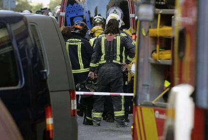 Los servicios de emergencia trabajan en una calle de Madrid donde un trabajador falleci&oacute; atrapado entre los escombros.