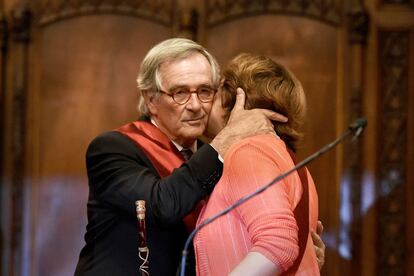 Salutació de Xavier Trias i Ada Colau, en el ple d'investidura d'aquest dissabte a l'Ajuntament de Barcelona.