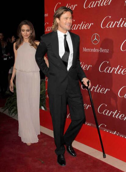 Brad Pitt llega a la 23º gala del Festival de Cine de Palm Springs junto a Angelina Jolie, con la ayuda de un bastón, debido a una lesión en una rodilla, el 7 de enero de 2012