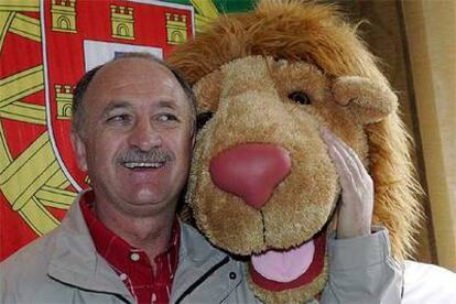 Scolari, ayer en Alemania con la mascota del Mundial.