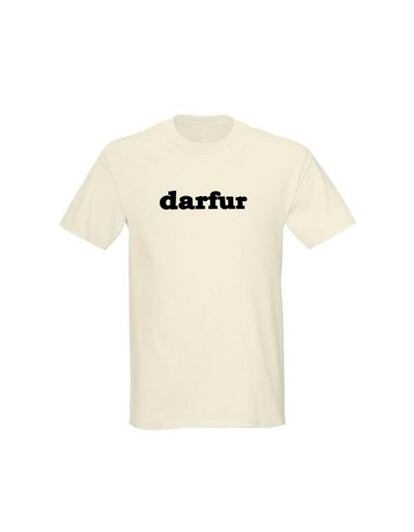 La mítica camiseta de Darfur que Ryan llevaba el día que le plantó 'el morreo' a su compañera de reparto en The Notebook, Rachel McAdams, para recoger el premio al Mejor beso de los MTV Awards.