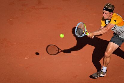 Davidovich golpea de revés en el partido contra Delbonis.