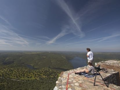 Una pareja de avistadores de aves en los alto del castillo de Monfrag&uuml;e. 