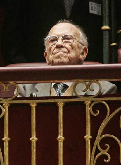 Santiago Carrillo, en la tribuna de invitados del Congreso.