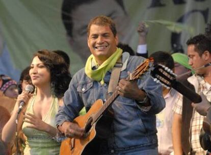 El candidato izquierdista Rafael Correa toca la guitarra durante el cierre de su campaña en Quito.