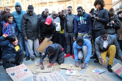 Manifestantes hacen carteles en apoyo a Mame Mbaye, en 2018.