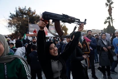 Una joven levanta un fusil este viernes en la plaza de los Omeyas de Damasco.