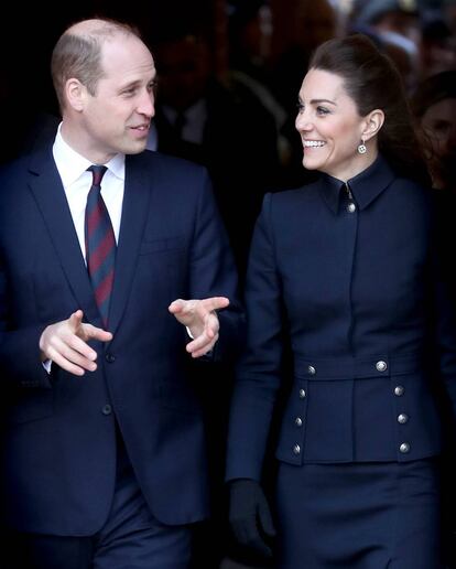 El príncipe Guillermo de Inglaterra anunció en 2013 que se tomaba un tiempo para dedicarse a su primogénito, Jorge, y a su esposa, Kate Middleton, y perfilar el tipo de monarca en el que desea convertirse, por lo que se retiró del ejército tras siete años y medio de servicio.