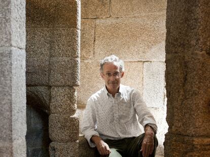 Ángel Carracedo, en la escalera de la Torre de Hércules de A Coruña.