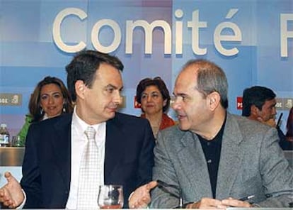 El secretario general del PSOE, José Luis Rodríguez Zapatero, conversa con el presidente de la Junta de Andalucía, Manuel Chaves, durante el comité federal.