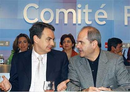 El secretario general del PSOE, José Luis Rodríguez Zapatero, conversa con el presidente de la Junta de Andalucía, Manuel Chaves, durante el comité federal.