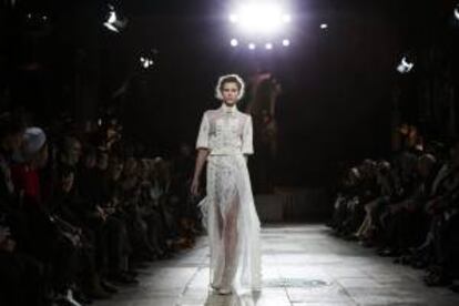 Una modelo presenta una creación de la colección Otoño/Invierno 2014/2015 de Gosia Baczynska durante la Semana de la Moda de París (Francia).