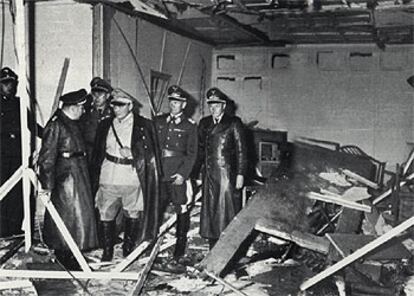 El mariscal Goering, acompañado de su séquito, visita el lugar del atentado.