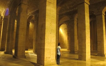 Interior del depósito de aguas del Pla, de finales del siglo XVIII, marcado por la verticalidad y severidad de sus pilares.