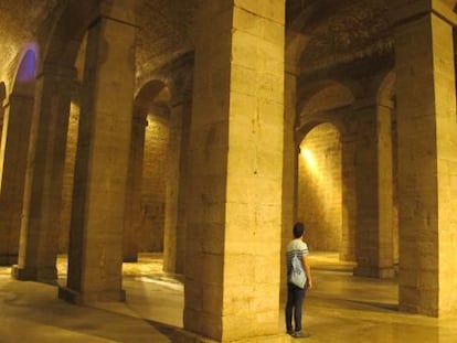 Interior del depósito de aguas del Pla, de finales del siglo XVIII, marcado por la verticalidad y severidad de sus pilares.