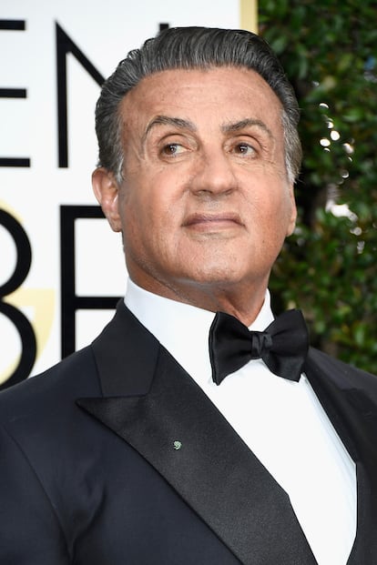 Sylvester Stallone.

El pasado mes de noviembre, el Daily Mail tuvo acceso a un informe policial de 1986 –verificado por el sargento que instruyó el caso– en el que se acusaba al actor de de agresión sexual a una joven de 16 años durante el rodaje de una película en Las Vegas. La adolescente denunció ante la policía que fue “intimidada” para mantener relaciones sexuales con el actor, que entonces tenía 40 años, y su guardaespaldas Mike De Luca en el hotel Las Vegas Hilton. De Luca forzó a la adolescente a mantener sexo oral con él antes de penetrarla, mientras que Stallone hizo que mantuviera sexo oral con él, según el documento policial.