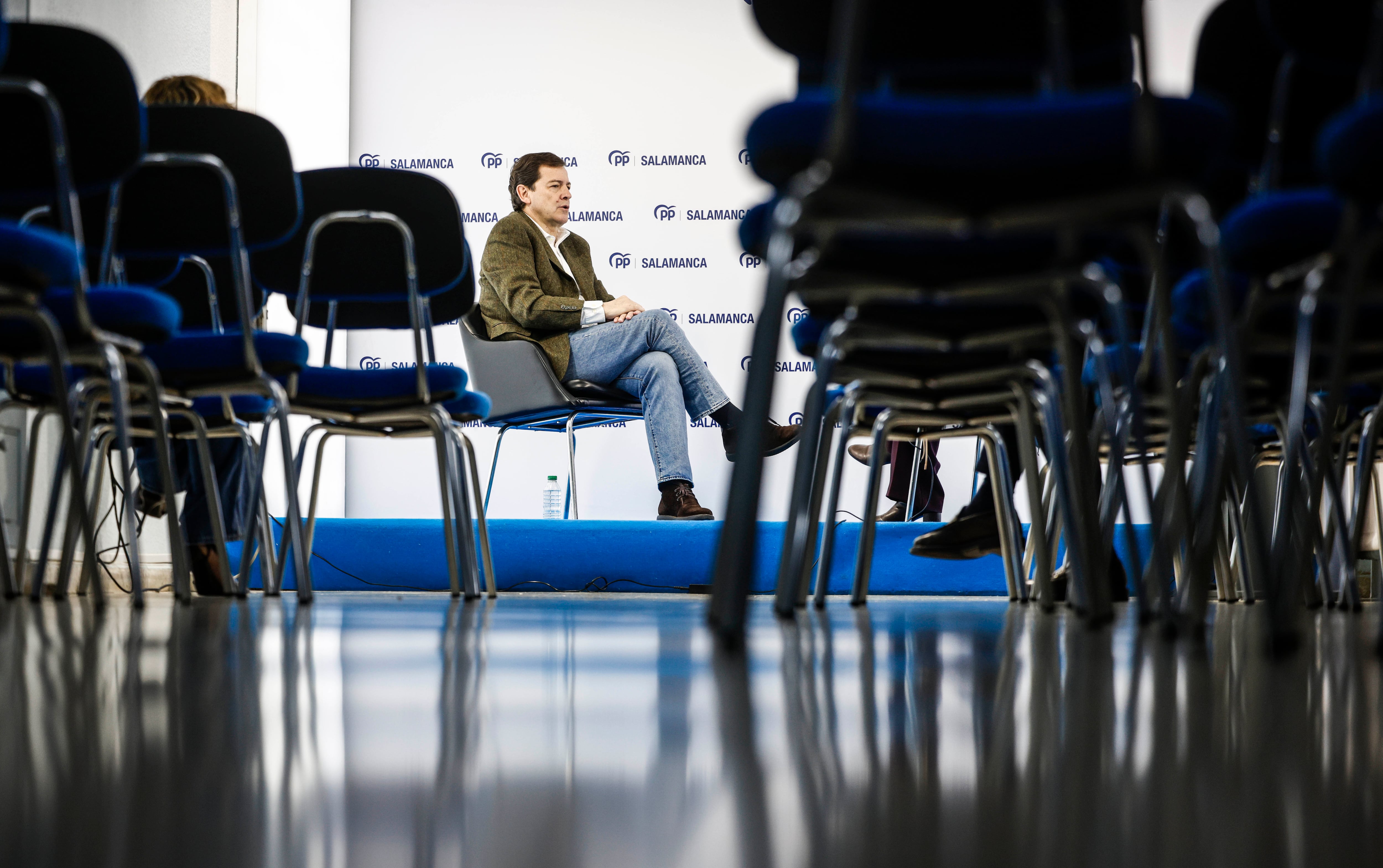Alfonso Fernández Mañueco, en la sede del PP en Salamanca el 6 de marzo. 