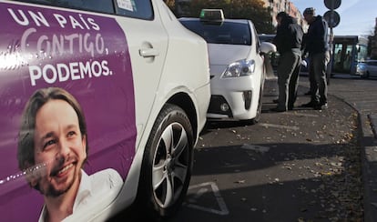 Pablo Iglesias tampoco renuncia a la camisa blanca, en el cartel de 2015. En esa campaña la cartelería de Podemos salta de las vallas y las farolas a otros soportes como los taxis. Joan Navarro señala también que en las últimas dos campañas los carteles "se han sofitiscado". "Internet ha invadido la publicidad electoral con su estética pop, con fotografías en movimiento", explica el sociólogo, para quien algunos carteles parecen "pequeños banners". "La única innovación que ha habido recientemente en publicidad electoral es de Podemos, cuando sombreó la cara del candidato en las elecciones europeas de 2014. Eso sí fue innovador", dice.