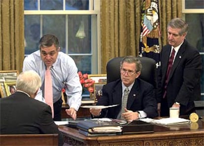 Bush, en el Despacho Oval de la Casa Blanca, junto al vicepresidente, Dick Cheney (de espaldas); el director de la CIA, George Tenet (izquierda), y el jefe del Gabinete, Andrew Card.