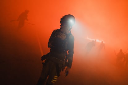 Efectivos de emergencia trabajan en el incendio Oímbra en Ourense.